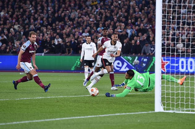Soccer Europa League semifinal West Ham United Eintracht Frankfurt on 28 04 2022 at the Olympic Stadium London in London V l n r Craig Dawson West Ham , Ben Johnson West Ham , Djibril Sow Frankfurt , Alphonse Areola West Ham xHDx