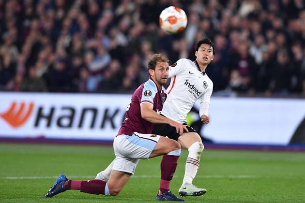 Soccer Europa League semifinal West Ham United Eintracht Frankfurt on 28 04 2022 at the Olympic Stadium London in London Craig Dawson West Ham , left Daichi Kamada Frankfurt , right xHDx