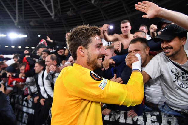 Soccer Europa League semifinal West Ham United Eintracht Frankfurt on 28 04 2022 at the Olympic Stadium London in London Kevin Trapp Frankfurt celebrates the victory with the fans claps with the fans xHDx