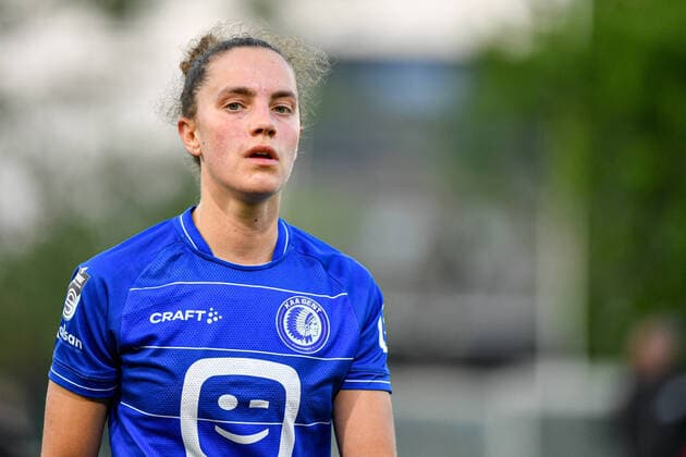 GENT VS ZULTE-WAREGEM Chloe Vande Velde (10) of AA Gent pictured during a female soccer game between AA Gent Ladies and SV Zulte-Waregem on the 8 th matchday in play-off 2 of the 2021 - 2022 season of Belgian Scooore Womens Super League , Wednesday 27 April 2022 in Oostakker , Belgium . PHOTO SPORTPIX STIJN AUDOOREN Oostakker PGB Stadion Oost-Vlaanderen BELGIUM  Copyright: xSportpix.bex xStijnxAudoorenxSTIJNxAUDOORENx