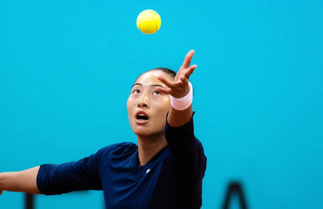 Sport Themen der Woche KW17 April 28, 2022, MADRID, MADRID, SPAIN: Qinwen Zheng of China in action during the first round of the 2022 Mutua Madrid Open WTA, Tennis Damen 1000 tennis tournament against Karolina Muchova of the Czech Republic MADRID SPAIN - ZUMAa181 20220428_zaa_a181_151 Copyright: xRobxPrangex
