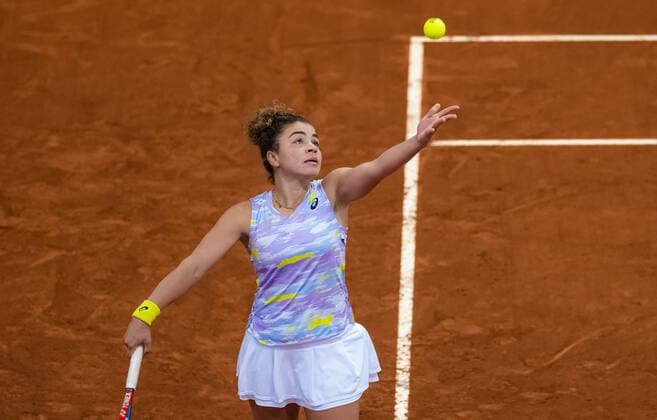 April 28, 2022, MADRID, MADRID, SPAIN: Jasmine Paolini of Italy in action during the first round of the 2022 Mutua Madrid Open WTA, Tennis Damen 1000 tennis tournament against Ons Jabeur of Tunisia MADRID SPAIN - ZUMAa181 20220428_zaa_a181_155 Copyright: xRobxPrangex