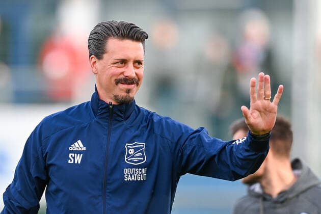 Coach Sandro Wagner Unterhaching greets spectators, joy, friendly, cheerful, beaming, optimistic, 29 04 2022, Unterhaching Germany , Football, Regionalliga Bayern, SpVgg Unterhaching SV Viktoria Aschaffenburg xslx