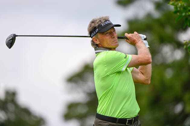 THE WOODLANDS, TX - APRIL 29: Bernhard Langer watches his tee shot on 2 during Rd1 of the Insperity Invitational at The Woodlands Country Club on April 29, 2022 in The Woodlands, TX (Photo by Ken Murray Icon Sportswire) GOLF: APR 29 PGA, Golf Herren Tour Champions - Insperity Invitational Icon2204290621