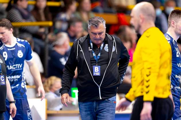 Michael Roth coach, VfL Luebeck Schwartau is down depressed disappointed VfL Luebeck Schwartau vs TuSEM Essen, Handball, 2 Bundesliga, 29 04 22 Luebeck Schleswig Holstein Germany Copyright: xAgentur54Gradx xFelixxKoenigx