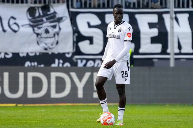 Alou Kuol SVS, 29 , on the ball, crop, full body, single image, single photo, action, action, 29 04 2022, Sandhausen Germany , Football, 2 Bundesliga, SV Sandhausen FC Schalke 04, 29 04 2022, Sandhausen Germany , Football, 2 Bundesliga, SV Sandhausen FC Schalke 04, DFB DFL REGULATIONS PROHIBIT ANY USE OF PHOTOGRAPHS AS IMAGE SEQUENCES AND OR QUASI VIDEO xozx