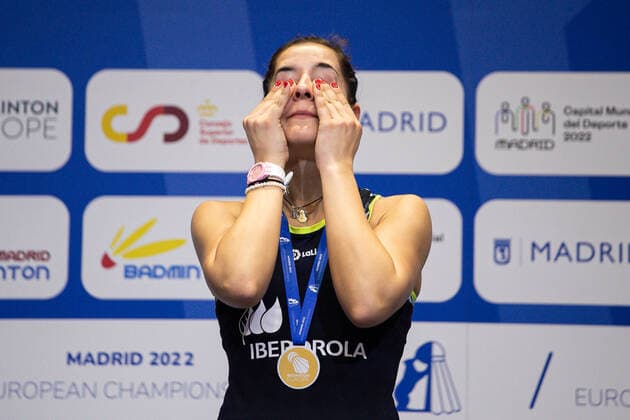 Bilder des Jahres 2022, Sport 04 April Sport Themen der Woche KW17 Sport Bilder des Tages April 30, 2022, MADRID, MADRID, SPAIN: Carolina Marin from Spain received the gold medal during European Badminton Championship at Gallur Sports Center on April 30, 2022 in Madrid, Spain. MADRID SPAIN - ZUMAa181 20220430_zaa_a181_122 Copyright: xIrinaxR.xHipolitox