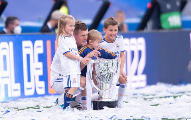 Sport Themen der Woche KW17 Sport Bilder des Tages 2021-2022 La Liga Santander Real Madrid vs RCD Espanyol Apr 30th 30 th april 2022; Stadium Santiago Bernabeu, Madrid, Spain; Men s La Liga Santander, Real Madrid CF vs. RCD Espanyol *** 2021 2022 La Liga Santander Real Madrid vs RCD Espanyol Apr 30th 30 th april 2022 Stadium Santiago Bernabeu, Madrid, Spain Men s La Liga Santander, Real Madrid CF vs RCD Espanyol Copyright: xJorgexRopero xActionxPlusx