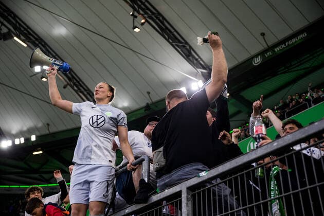 UEFA WOMENS CHAMPIONS LEAGUE semi-final, VfL Wolfsburg FC Barcelona 30 04 2022 Almuth Schult 1, VfL Wolfsburg with megaphone on the fence celebrates with fans UEFA WOMENS CHAMPIONS LEAGUE semi-final, VfL Wolfsburg FC Barcelona, Wolfsburg, Volkswagen Arena Copyright: xBEAUTIFULxSPORTS Wunderlx