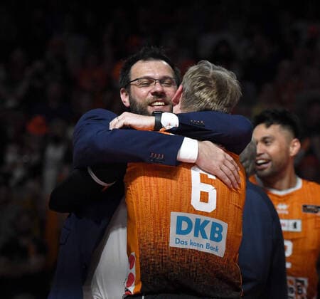 Sport Themen der Woche KW17 Sport Bilder des Tages Volleyball, Herren, Saison 2021 2022, 1. Bundesliga (Finale, Spiel 5), BR Volleys - VfB Friedrichshafen, v. l. ,Trainer Cedric Enard (BR Volleys), Sergey Grankin (BR Volleys), Jubel nach Spielende 30.04. 2022, *** Volleyball, men, season 2021 2022, 1 Bundesliga final, game 5 , BR Volleys VfB Friedrichshafen, f l ,coach Cedric Enard BR Volleys , Sergey Grankin BR Volleys , cheering after end of game 30 04 2022, Copyright: xSebastianxRäppold MatthiasxKochx