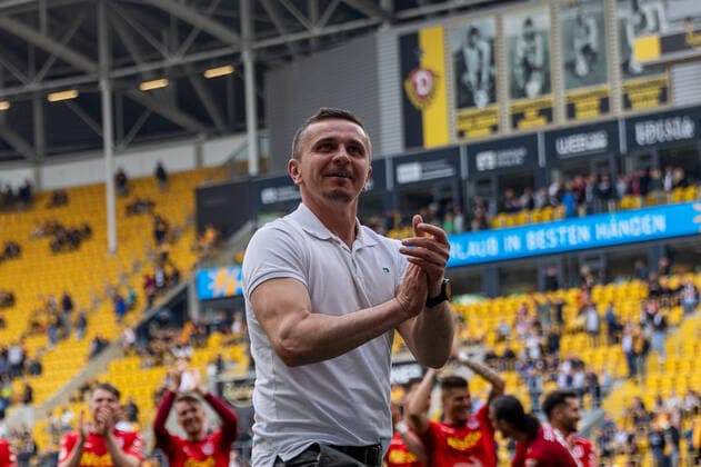 30 04 2022, football, GER, season, 2021 2022, 2 Bundesliga, 32 matchday, Dynamo Dresden SSV Jahn Regensburg jubilation at SSV Jahn Regensburg Jahn coach Mersad Selimbegovic SSV Jahn after the 1 1 against Dresden and the resulting class preservation DFL REGULATIONS PROHIBIT ANY USE OF PHOTOGRAPHS AS IMAGE SEQUENCES AND OR QUASI VIDEO