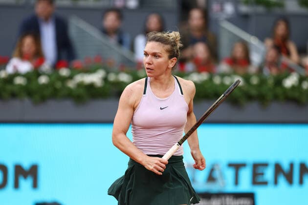April 30, 2022, MADRID, MADRID, SPAIN: Simona Halep of Romania in action against Paula Badosa of Spain during the Mutua Madrid Open 2022 celebrated at La Caja Magica on April 30, 2022, in Madrid, Spain. MADRID SPAIN - ZUMAa181 20220430_zaa_a181_262 Copyright: xOscarxJ.xBarrosox