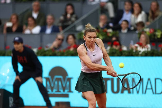 April 30, 2022, MADRID, MADRID, SPAIN: Simona Halep of Romania in action against Paula Badosa of Spain during the Mutua Madrid Open 2022 celebrated at La Caja Magica on April 30, 2022, in Madrid, Spain. MADRID SPAIN - ZUMAa181 20220430_zaa_a181_264 Copyright: xOscarxJ.xBarrosox