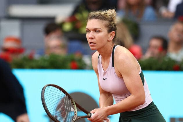 April 30, 2022, MADRID, MADRID, SPAIN: Simona Halep of Romania in action against Paula Badosa of Spain during the Mutua Madrid Open 2022 celebrated at La Caja Magica on April 30, 2022, in Madrid, Spain. MADRID SPAIN - ZUMAa181 20220430_zaa_a181_266 Copyright: xOscarxJ.xBarrosox