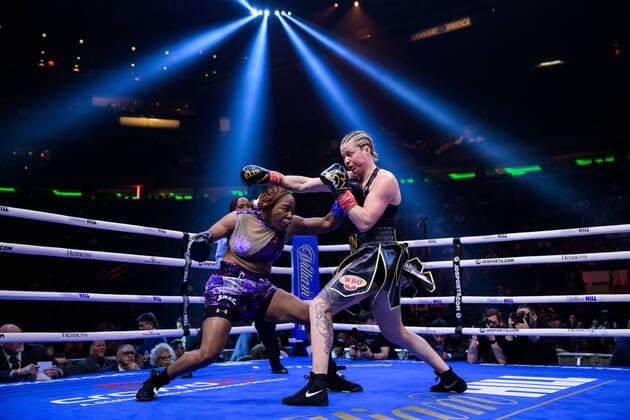 Sport Themen der Woche KW17 Sport Bilder des Tages 220430 Franchon Crews-Dezurn of USA against Elin Cederroos of Sweden in their fight for the WBA, WBC, WBO and IBF women?s super middleweight titles during the boxing gala Taylor vs Serrano on April 30, 2022 in New York. Photo: Joel Marklund BILDBYRAN kod JM JM0303 bbeng boxning boxing boksing taylor vs serrano supermellanvikt WBA WBC WBO IBF womens super middleweight dam *** 220430 Franchon Crews Dezurn of USA against Elin Cederroos of Sweden in their fight for the WBA, WBC, WBO and IBF women?s super middleweight titles during the boxing gala Taylor vs Serrano on April 30, 2022 in New York Photo Joel Marklund BILDBYRAN kod JM JM0303 bbeng boxning boxing boksing taylor vs serrano supermellanvikt WBA WBC WBO IBF womens super middleweight dam,  Copyright: JOELxMARKLUND BB220430JM010