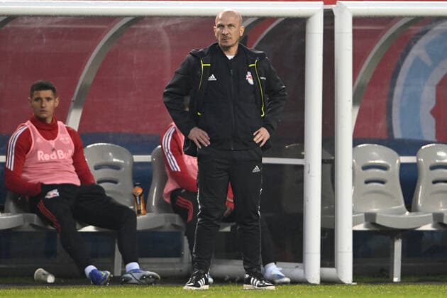 CHICAGO, IL - APRIL 30: New York Red Bulls head coach Gerhard Struber looks on in action during a game between the Chicago Fire and the New York Red Bulls on April 30, 2022 at Soldier Field in Chicago, IL. (Photo by Robin Alam Icon Sportswire) SOCCER: APR 30 MLS, Fussball Herren, USA - New York Red Bulls at Chicago Fire Icon164220430031