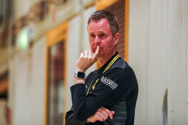 Andre Fuhr Borussia Dortmund BVB Handball Women, head coach dissatisfied, disappointed disappointed, gestures, gestures, GER, Borussia Dortmund BVB vs SG BBM Bietigheim, Football, 1 Handball Women Bundesliga, 23 Spieltag, Saison 2021 2022, 30 04 2022, DFB DFL regulations prohibit any use of photographs as image sequences and or quasi video , GER, Borussia Dortmund BVB vs SG BBM Bietigheim, Football, 1 Handball Frauen Bundesliga, 23 Spieltag, Saison 2021 2022, 30 04 2022 Dortmund Copyright: xEibner-Pressefoto GabrielxBoiax EP_EEP