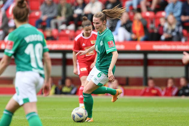 Reena Wichmann SV Werder Bremen, 6 on the ball, single image, full body, action, game scene, 01 05 2022, Berlin Germany , football, test match, 1 FC Union Berlin SV Werder Bremen xobx