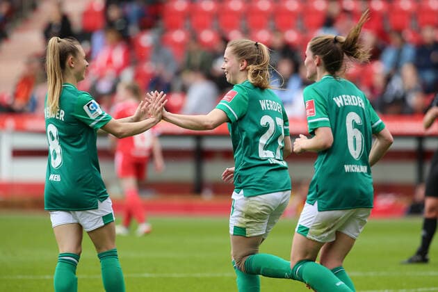 from left Michelle Weiß SV Werder Bremen, 8 , goal scorer Nina Lührßen SV Werder Bremen, 27 and Reena Wichmann SV Werder Bremen, 6 with goal cheer, jubilation, optimistic, game scene, highlight, joy about the goal, 01 05 2022, Berlin Germany , football, test match, 1 FC Union Berlin SV Werder Bremen xobx