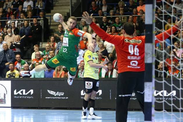 01 05 2022, xgox, handball Liqui Moly HBL, SC Magdeburg Fuechse Berlin emspor, v l Lukas Mertens Magdeburg, 22 throws goal, goalkeeper, scores goal, scores the goal Magdeburg