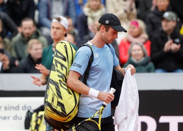 Botic van de Zandschulp leaves the court after retiring due to injury, Mens Singles, Final, Final Tennis BMW Open 2022 ATP MTTC Iphitos Munich Germany 1 May 2022 Copyright: xJuergenxHasenkopfx