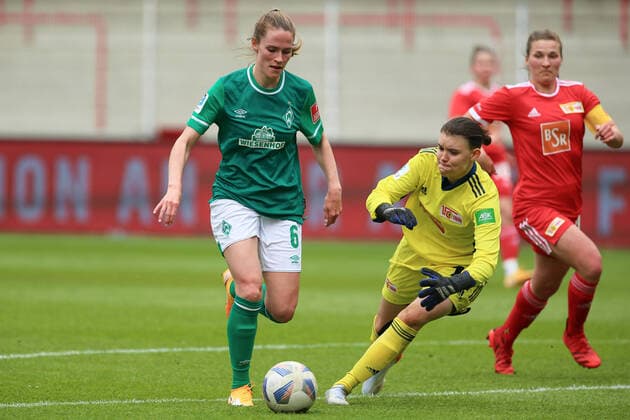 f li Reena Wichmann SV Werder Bremen, 6 and Marie Ulrich goalkeeper, goalkeeper, 1 FC Union Berlin, 12 in duel, duel, dynamics, action, action, game scene, 01 05 2022, Berlin Germany , football, test match, 1 FC Union Berlin SV Werder Bremen xobx