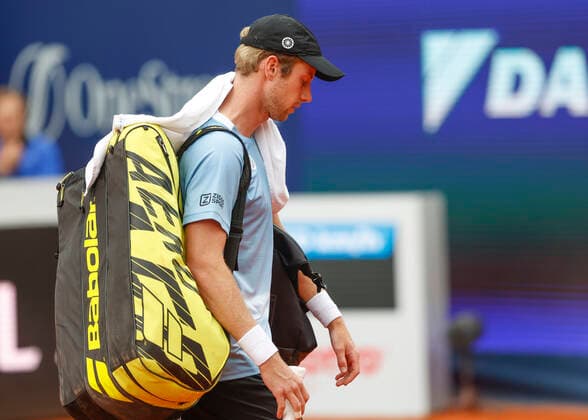 Botic van de Zandschulp leaves the court after retiring due to injury, Mens Singles, Final, Final Tennis BMW Open 2022 ATP MTTC Iphitos Munich Germany 1 May 2022 Copyright: xJuergenxHasenkopfx