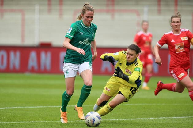 f li Reena Wichmann SV Werder Bremen, 6 and Marie Ulrich goalkeeper, goalkeeper, 1 FC Union Berlin, 12 in duel, duel, dynamics, action, action, game scene, 01 05 2022, Berlin Germany , football, test match, 1 FC Union Berlin SV Werder Bremen xobx