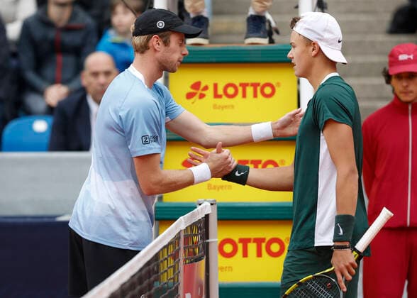 Botic van de Zandschulp has to retire due to injury and congratulates Holger Rune, Mens Singles, Final, Final Tennis BMW Open 2022 ATP MTTC Iphitos Munich Germany 1 May 2022 Copyright: xJuergenxHasenkopfx