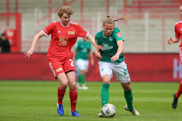 f li Hannah Kratz 1 FC Union Berlin, 21 and Christin Meyer SV Werder Bremen, 20 in duel, duel, dynamics, action, game scene, 01 05 2022, Berlin Germany , football, test match, 1 FC Union Berlin SV Werder Bremen xobx
