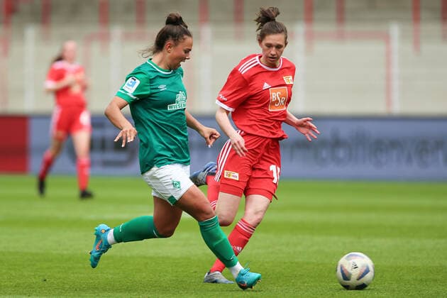 f li Maja Sternad SV Werder Bremen, 11 and Louisa Kähler 1 FC Union Berlin, 15 in duel, duel, dynamics, action, action, game scene, 01 05 2022, Berlin Germany , football, test match, 1 FC Union Berlin SV Werder Bremen xobx