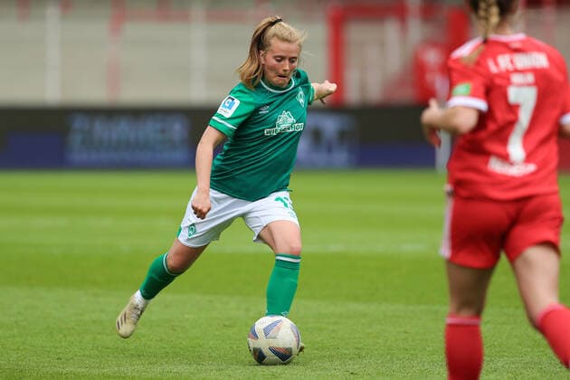 v li Ricarda Walkling SV Werder Bremen, 13 on the ball, single image, full body, action, game scene, 01 05 2022, Berlin Germany , football, test match, 1 FC Union Berlin SV Werder Bremen xobx