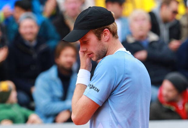 Botic van de Zandschulp, must retire from the match due to injury Despair, despair, frustration frustrates Holger Rune DEN and Botic van de Zandschulp NED ATP Singles Final, finals, singles, Tennis BMW Open by American Express 2022 01 05 2022 PHOTO Mladen Lackovic LakoPress