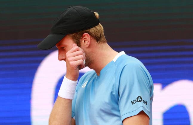 Botic van de Zandschulp, must retire from the match due to injury Despair, despair, frustration frustrates Holger Rune DEN and Botic van de Zandschulp NED ATP Singles Final, finals, singles, Tennis BMW Open by American Express 2022 01 05 2022 PHOTO Mladen Lackovic LakoPress