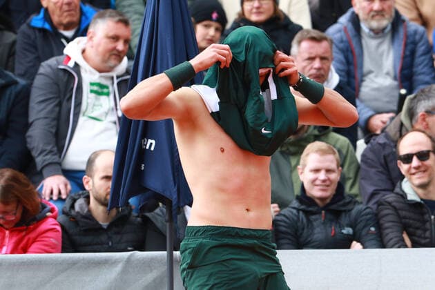 Holger Rune DEN changes his jersey, athlete, athletic Holger Rune DEN and Botic van de Zandschulp NED ATP Singles Final, final, single, Tennis BMW Open by American Express 2022 01 05 2022 PHOTO Mladen Lackovic LakoPress