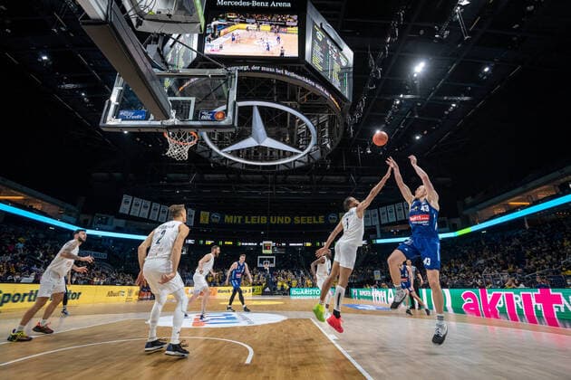 Sport Themen der Woche KW17 Sport Bilder des Tages Basketball Berlin 01.05.2022 Saison 2021 2022 easyCredit BBL 1. Bundesliga Alba Berlin - MLP Academics Heidelberg Mercedes Benz Arena Sportstätte Luke Sikma (Alba Berlin, No.43) Brekkott Chapman (Heidelberg, No.01) *** Basketball Berlin 01 05 2022 season 2021 2022 easyCredit BBL 1 Bundesliga Alba Berlin MLP Academics Heidelberg Mercedes Benz Arena sports venue Luke Sikma Alba Berlin, No 43 Brekkott Chapman Heidelberg, No 01