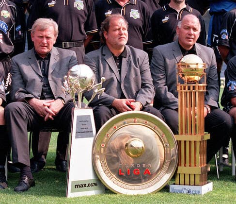 max. Bundesliga, SK Sturm Graz, Fototermin Trainer Ivica Osim, Praesident Hannes Kartnig, Manager Heinz Schilcher (alle Sturm), Supercup Pokal, Meisterteller, Cup Pokal, Trophaee  DanielxRaunig