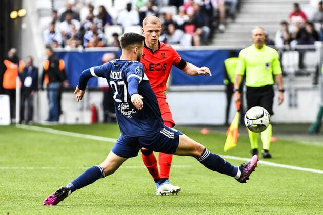 Mervin Bard (ogc) vs Tom Lacoux (gir) FOOTBALL : Bordeaux vs Nice - 35eme Journee de L1 Ubereats - Bordeaux - 01 05 2022 ThierryBreton Panoramic 