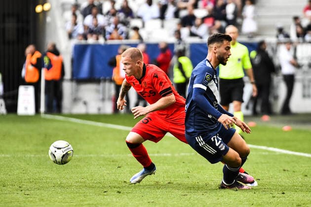 Melvin Bard (ogc) v s Tom Lacoux (gir) FOOTBALL : Bordeaux vs Nice - 35eme Journee de L1 Ubereats - Bordeaux - 01 05 2022 ThierryBreton Panoramic 