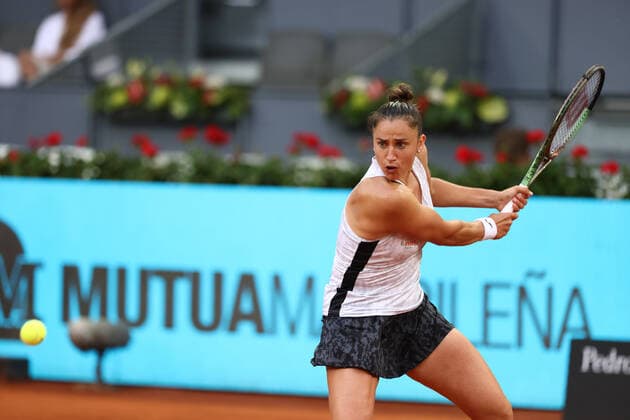 May 1, 2022, MADRID, MADRID, SPAIN: Sara Sorribes of Spain in action against Naomi Osaka of Japan during the Mutua Madrid Open 2022 celebrated at La Caja Magica on May 01, 2022, in Madrid, Spain. MADRID SPAIN - ZUMAa181 20220501_zaa_a181_205 Copyright: xOscarxJ.xBarrosox