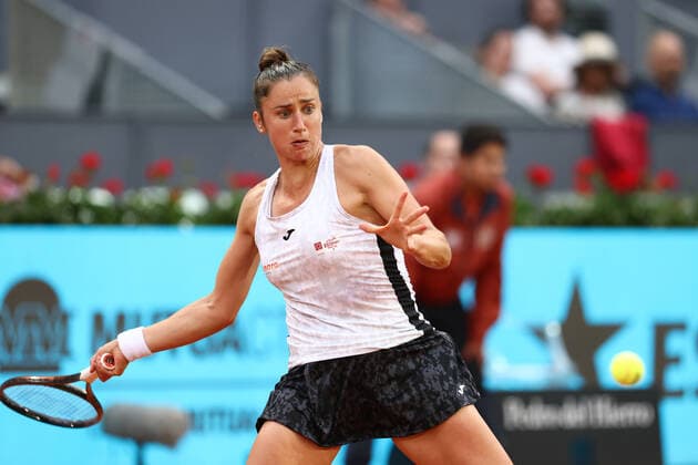 May 1, 2022, MADRID, MADRID, SPAIN: Sara Sorribes of Spain in action against Naomi Osaka of Japan during the Mutua Madrid Open 2022 celebrated at La Caja Magica on May 01, 2022, in Madrid, Spain. MADRID SPAIN - ZUMAa181 20220501_zaa_a181_215 Copyright: xOscarxJ.xBarrosox