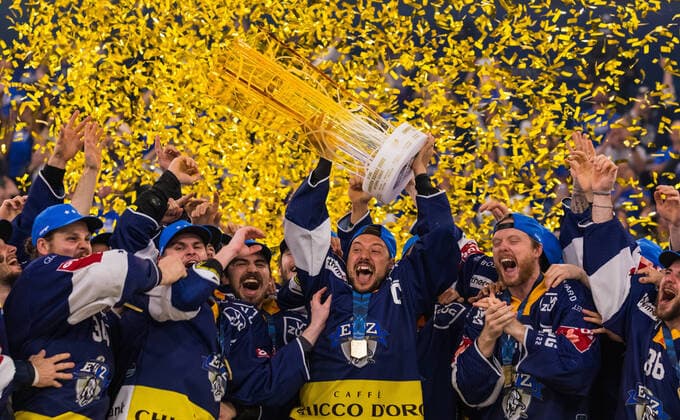 Bilder des Jahres 2022, Sport 05 Mai Sport Themen der Woche KW17 Sport Bilder des Tages Zug, Schweiz - 1. Mai 2022: Jubel beim EV Zug. Die Innerschweizer holen sich den Schweizermeistertitel der National League der Saison 2021 2022. Es ist der zweite Schweizermeister in Serie. Eishockey *** Zug, Switzerland 1 May 2022 Jubilation at EV Zug The Central Swiss win the Swiss National League title for the 2021 2022 season It is the second Swiss champion in a row Ice field hockey