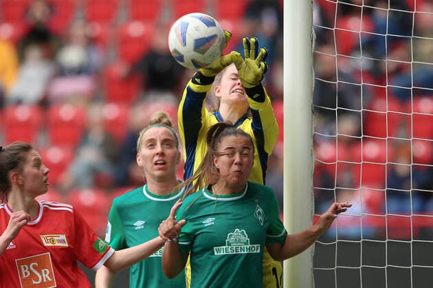 f li Sarah Duszat goalkeeper, goalkeeper, 1 FC Union Berlin, 1 and Maja Sternad SV Werder Bremen, 11 in duel, duel, dynamics, action, action, game scene, 01 05 2022, Berlin Germany , football, test match, 1 FC Union Berlin SV Werder Bremen xobx