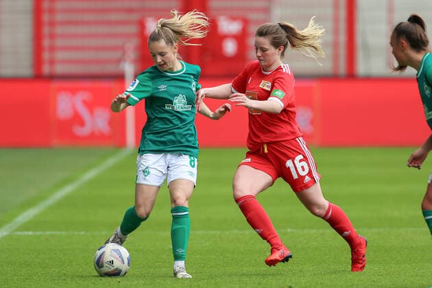 from left Michelle Weiß SV Werder Bremen, 8 and Lena Bucher 1 FC Union Berlin, 16 in duel, duel, dynamics, action, game scene, 01 05 2022, Berlin Germany , football, test match, 1 FC Union Berlin SV Werder Bremen xobx