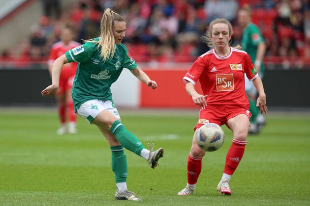 f li Michelle Weiß SV Werder Bremen, 8 and Lisa Heiseler 1 FC Union Berlin, 7 in duel, duel, dynamics, action, game scene, 01 05 2022, Berlin Germany , football, test match, 1 FC Union Berlin SV Werder Bremen xobx