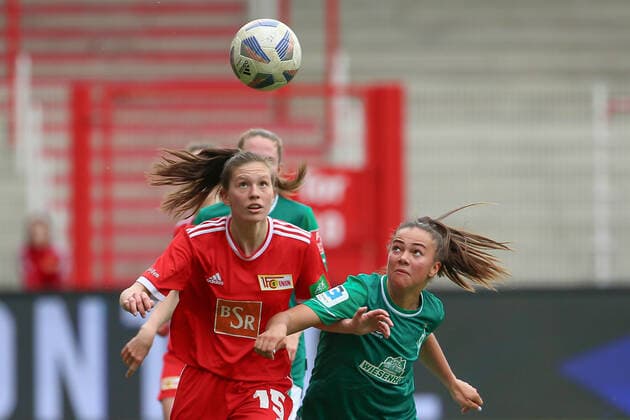 f li Louisa Kähler 1 FC Union Berlin, 15 and Maja Sternad SV Werder Bremen, 11 in duel, duel, dynamics, action, action, game scene, 01 05 2022, Berlin Germany , football, test match, 1 FC Union Berlin SV Werder Bremen xobx