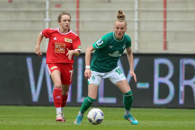 f li Lisa Heiseler 1 FC Union Berlin, 7 and Lina Hausicke SV Werder Bremen, 18 on the ball, single image, full body, action, game scene, 01 05 2022, Berlin Germany , football, test match, 1 FC Union Berlin SV Werder Bremen xobx