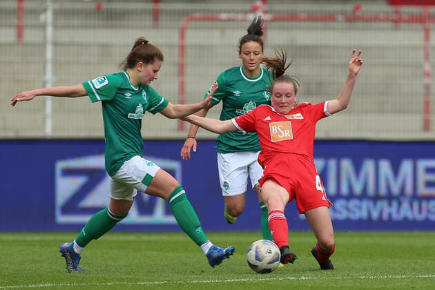 from left Emilie Bernhardt SV Werder Bremen, 16 and Carolin Fredrich 1 FC Union Berlin, 4 in duel, duel, dynamics, action, action, match scene, 01 05 2022, Berlin Germany , football, test match, 1 FC Union Berlin SV Werder Bremen xobx