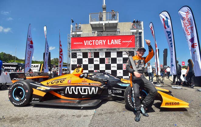 Bilder des Jahres 2022, Sport 05 Mai Sport Themen der Woche KW17 Sport Bilder des Tages May 01, 2022: Arrow McLaren SP-Chevrolet driver Pato OWard holds the first place trophy while giving a thumbs up after winning a NTT IndyCar, Indy Car, IRL, USA Series Race in the Honda Indy Grand Prix of Alabama at Barber Motorsports Park in Leeds, AL. Austin McAfee CSM Leeds USA - ZUMAc04_ 20220501_zaf_c04_107 Copyright: xAustinxMcafeex
