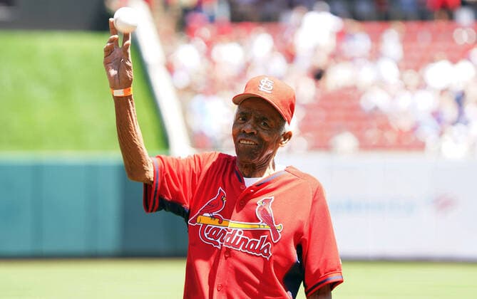 Bilder des Jahres 2022, Sport 05 Mai Sport Themen der Woche KW17 Sport Bilder des Tages Former St. Louis Cardinals player Ted Savage throws a ceremonial first pitch before the Arizona Diamondbacks-St. Louis Cardinals baseball game at Busch Stadium in St. Louis on May 1, 2022. Savage played for St. Louis from 1965-1967.  SLP20220501202 BILLxGREENBLATT
